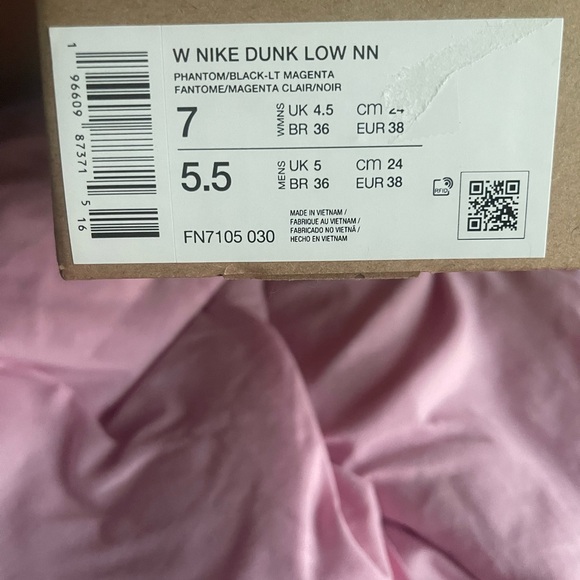 Nike Woman’s Dunk Low Size 7 - Picture 4 of 12